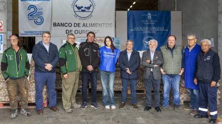 El presidente de la Diputación de Ourense, Luis Menor, acompañado del presidente del Inorde, Rosendo Fernández, entrega la donación al presidente del Banco de Alimentos, Cecilio Santalices