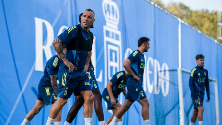 Los jugadores del Oviedo, entrenando en El Requexón