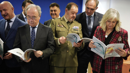 OVIEDO, 19/11/2025.- El jefe oficina logística del ejercito de tierra (BLET), Enrique Ruíz (3d), y el Presidente confederación empresarios de Córdoba, Antonio Díaz (2i), durante la presentación de la Base Logística del Ejército de Tierra (BLET), que se ubica en Córdoba, a manos de la Federación Asturiana de Empresarios (FADE). EFE/ Paco Paredes