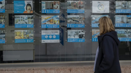 Una mujer pasa por delante de una inmobiliaria, en una imagen de archivo.