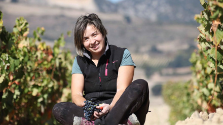 Berta Valgañón cultiva viñedos centenarios