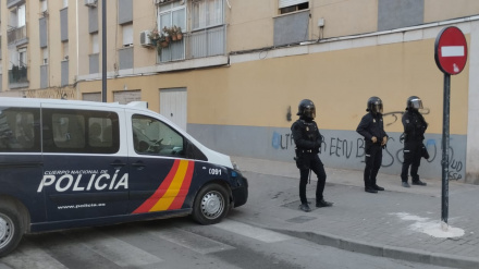 Policías Nacionales durante la redada contra el narcotráfico desarrollada hoy en los barrios de San Cristóbal y San Diego