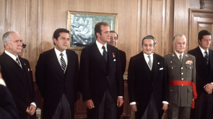 Adolfo Suárez (2i), Juan Carlos I (c) y Torcuato Fernández-Miranda (3d) durante la jura del primero como presidente del Gobierno