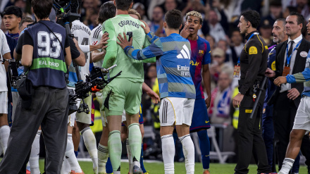 Courtois y Lamine Yamal, durante el Clásico
