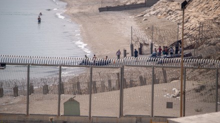 Más de una treintena de personas han sido interceptadas cuando intentaban llegar a la costa ceutí y trasladadas a bordo de una embarcación neumática de las fuerzas marroquíes