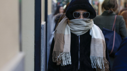 Una persona se cubre con una bufanda este martes, en el que llega a la Comunidad de Madrid una bajada considerable de las temperaturas mínimas,