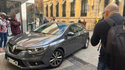 Uno de los vehículos de la UCO accede al Palacio Provincial durante los registros en el caso 'Mascarillas'.