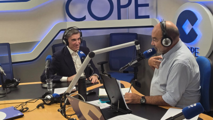 Javier Flores, director general de la Fundación Microfinanzas BBVA, con Ángel Expósito