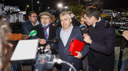 El ex secretario de Organización del PSOE Santos Cerdán (c), junto a su abogado Jacobo Teijelo (c-i), ha salido pasadas las 19:15 horas de este miércoles de la cárcel de Soto del Real