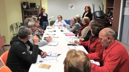 Participantes en el curso de manejo de teléfonos móviles