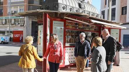 Alcaldesa y concejales visitando quioscos