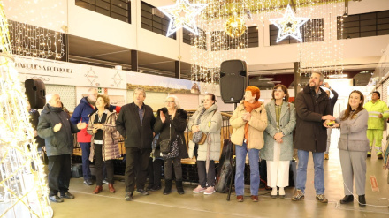 Acendido luces mercado 2025