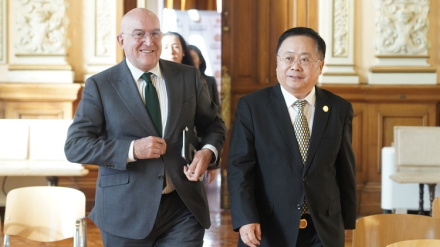 El alcalde de Valladolid, Jesús Julio Carnero, durante la recepción a una delegación de empresas chinas de los ámbitos de la mecánica y la electrónica