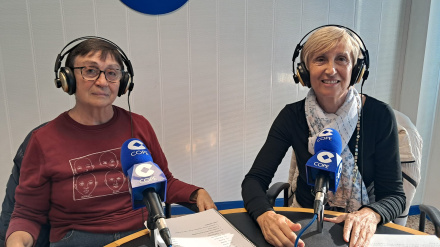 Mari Huertas y Margarita Vallecillo, presidenta y secretaria de la Asociación Matria, durante su intervención en COPE Dénia Marina Alta hablando sobre la violencia de género en la Marina Alta