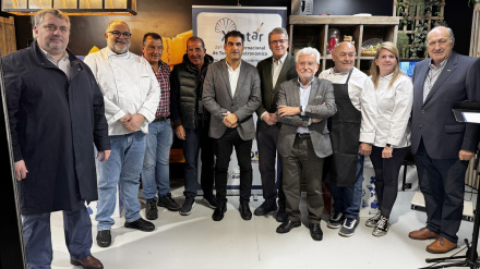 El director-gerente de Expourense, Rogelio Martínez, con representantes de las administraciones y hosteleros en el acto de presentación