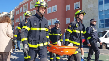Bomberos evacuando a posibles heridos