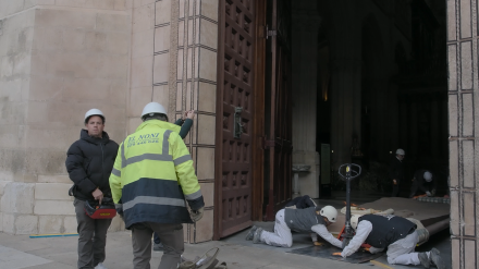 Las esperadas puertas creadas por Antonio López ya se encuentran dentro del templo
