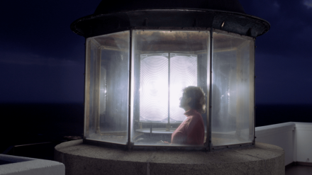 Cristina Rodríguez Paz, en un faro, durante la grabación de 'Aunque seamos islas'