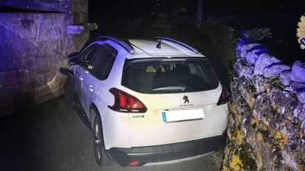 Imagen del coche empotrado entre dos muros en Ribeira