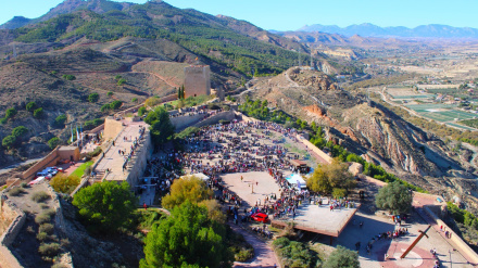 Vista aérea del castillo de Lorca repleto de gente durante la festividad de San Clemente en 2024