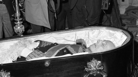 Ataúd que contiene los restos mortales de Francisco Franco durante la misa en el Palacio de El Pardo