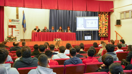 Autoridades y equipo técnico durante la presentación del proyecto en el instituto San Juan Bosco de Lorca