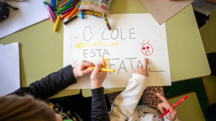 Alumnado del CEIP Cidade Vella elabora pancartas para la manifestación.jpeg