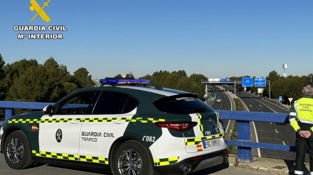 Un agente de la Guardia Civil de Tráfico sobre un puente