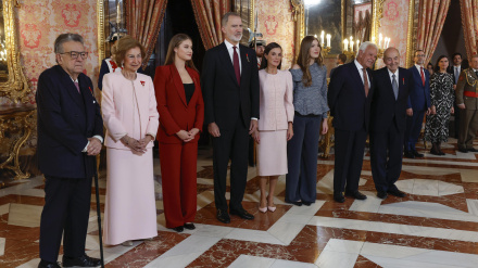 El padre de la Constitución Miguel Herrero de Miñón, la reina Sofía, la princesa leonor, el rey Felipe, la reina Letizia, la infanta Sofía, el ex presidente del gobierno Felipe González, y el padre de la Constitución Miquel Roca, durante el acto de conmemoración del 50 aniversario de restauración de la monarquía