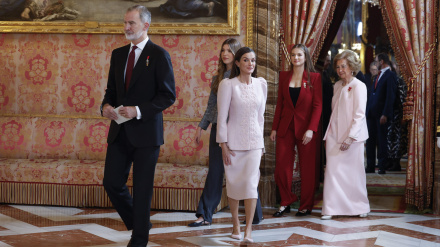 La reina Sofía, la princesa leonor, el rey Felipe, la reina Letizia, y la infanta Sofía, durante el acto de conmemoración del 50 aniversario de restauración de la monarquía, este viernes en el palacio Real en Madrid. La reina Sofía, el expresidente del Gobierno Felipe González y los padres de la Constitución Miquel Roca y Miguel Herrero reciben este viernes de manos del rey Felipe VI el Toisón de Oro, la más alta distinción que concede la Casa Real española y cuya historia se remonta a casi 600 años. EFE/JJ Guillén POOL