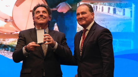 Antonio Rodríguez Cruz, tamborilero, recibiendo el premio