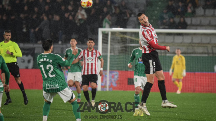 Eslava, jugador del Zamora, en el duelo ante el Racing de Ferrol