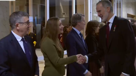 Felipe VI, a su llegada al Congreso por el 50 aniversario del retorno de la Monarquía a España