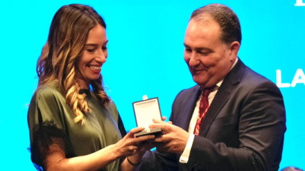 La atleta lepera Laura García-Caro recibe la Medalla de la Provincia