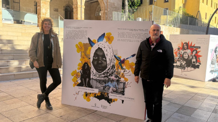La instal·lació urbana converteix els carrers de Dénia en un espai de diàleg i consciència col·lectiva a través de l’art