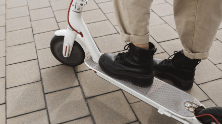 Un chaval en patinete por el municipio de Puerto Lumbreras