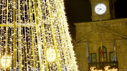 Una imagen del árbol de Navidad de la Plaza de España con el Ayuntamiento detrás