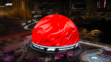 La famosa esfera de Las Vegas anunciaba la bandera roja sobre la pista.
