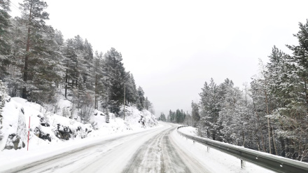 Carretera nevada en el Pirineo