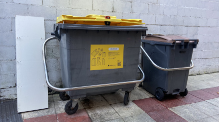 Contenedores de basura de envases y orgánico en A Coruña