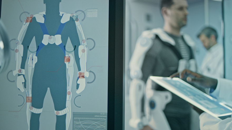 Imagen de archivo de una persona con un exoesqueleto