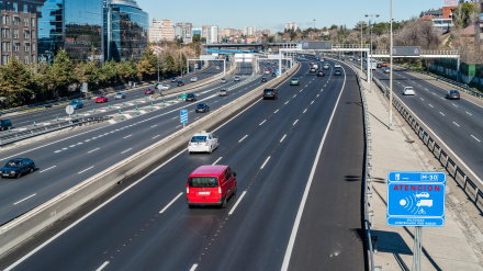 Radar de control de velocidad en la autopista M30 de Madrid