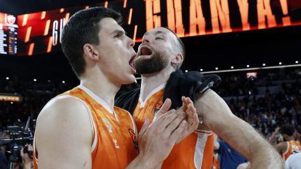Pradilla y Costello celebran el triunfo sobre Estrella Roja