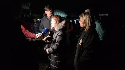 La vicepresidenta del Principado, Gimena Llamedo (dcha.), y el consejero de Ciencia, Industria y Empleo, Borja Sánchea (izqda.). Junto con la delegada del Gobierno, Adriana Lastra, en las inmediaciones de la mina accidentada.