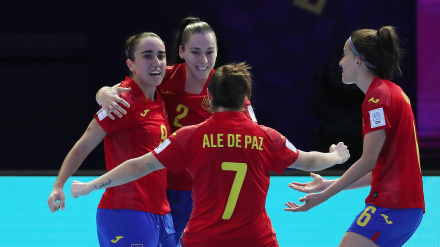 Las jugadoras de España celebran uno de sus cinco goles ante Tailandia.