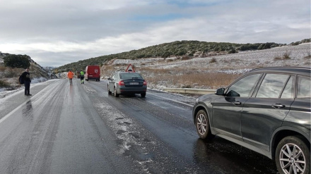 Atasco por la nieve en la carretera A-222.
