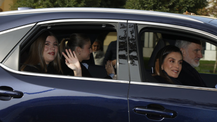 La Familia Real llega al almuerzo familiar por el 50 aniversario de la Monarquía en el Palacio de El Pardo.