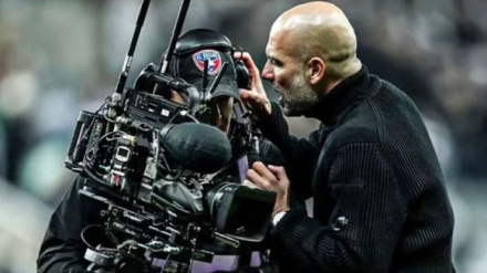 Pep le dice algo al cámara en una imagen que ha sido viral en las redes sociales.