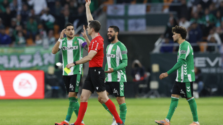 El colegiado expulsa a Antony en el Betis-Girona