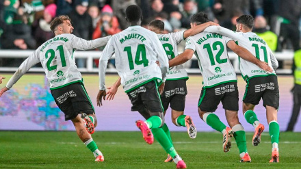 Alegría en los jugadores del Racing de Santander tras marcarle al Burgos en El Plantío